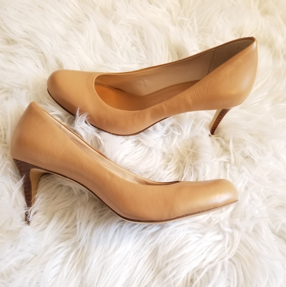 SOLD - Banana Republic Classic Nude Heels. 6.5